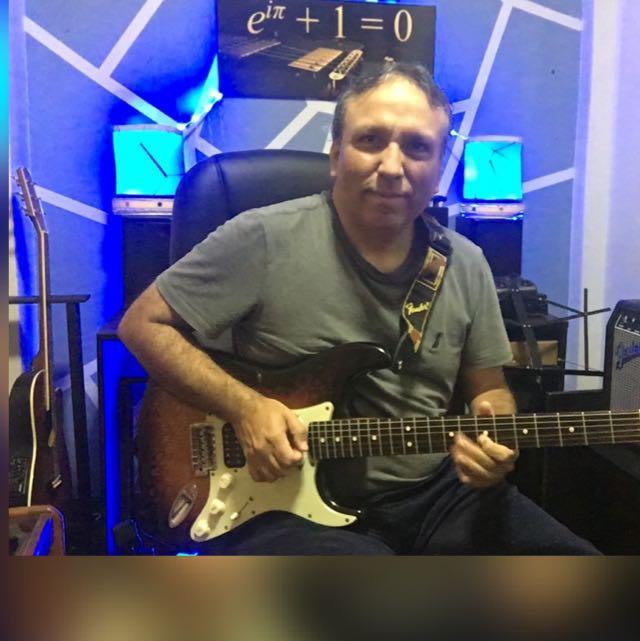 Profesor de Matemática con Zender explicando en una clase virtual